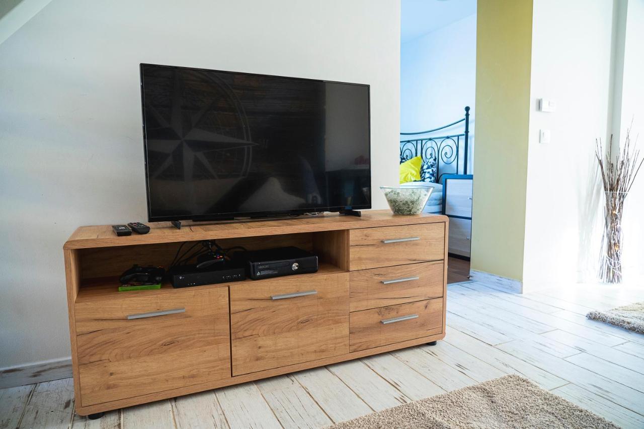 Apartment Friends - Csaladoknak Es Barati Tarsasagoknak